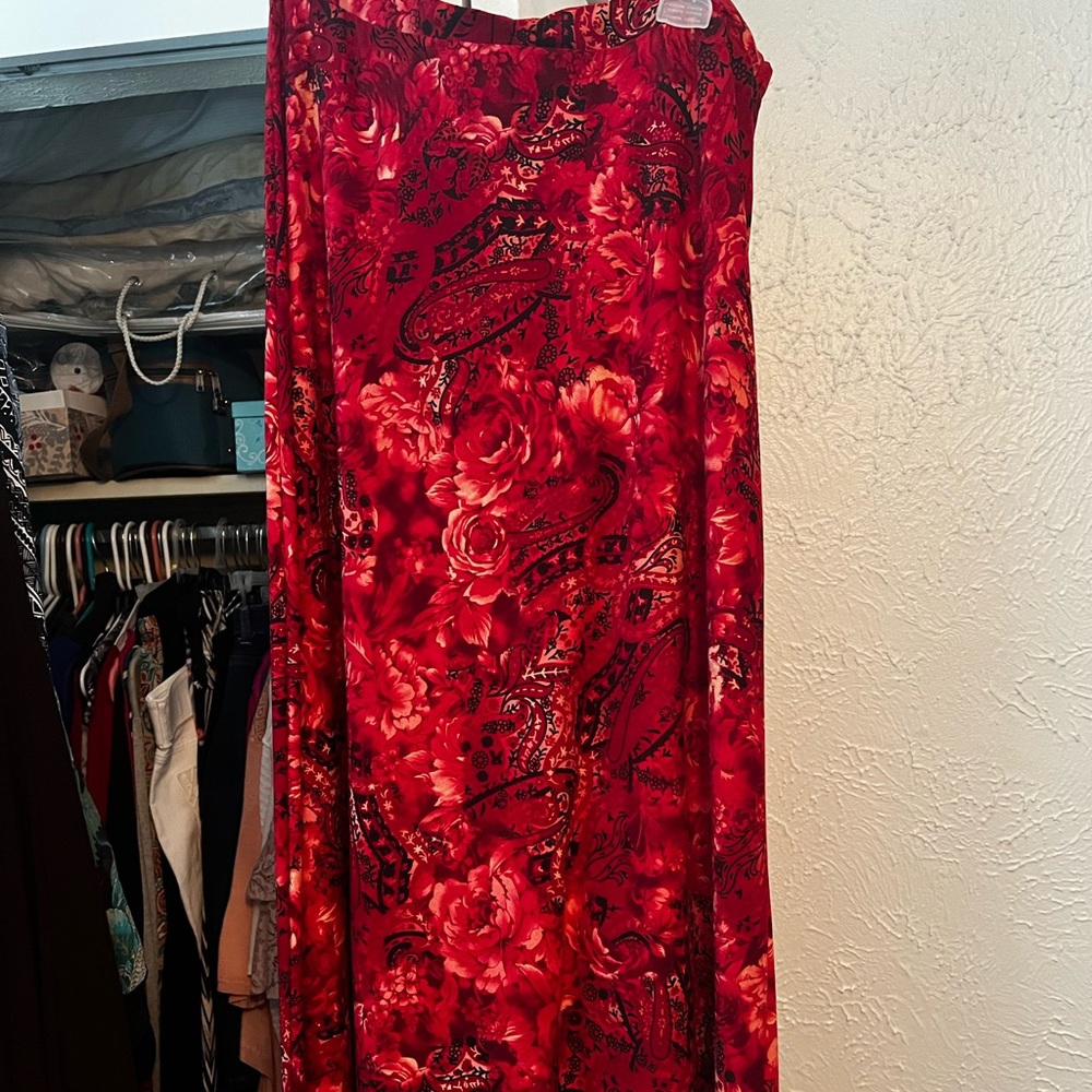 Beautiful red skirt with elastic waist. Size XL.